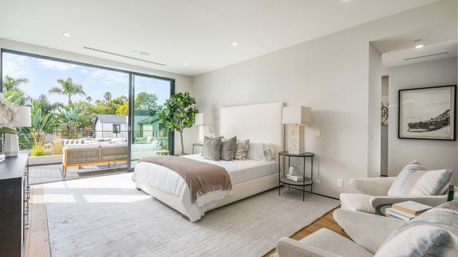 Trên tầng hai là phòng ngủ chính thiết kế theo tông màu trắng có ban công riêng, có ghế nghỉ ngoài trời. Bên ngoài mỗi phòng ngủ đều có một khoảng vườn nhỏ. Ảnh: CNBC.