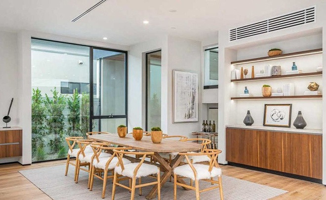 Nội thất hầu hết bằng gỗ thân thiện với môi trường. Các cửa ra vào đều bằng kính kịch trần mang ánh sáng tự nhiên vào nhà. Hệ thống rèm, điện, ánh sáng và âm thanh đều được điều khiển từ xa. Ảnh: CNBC.
