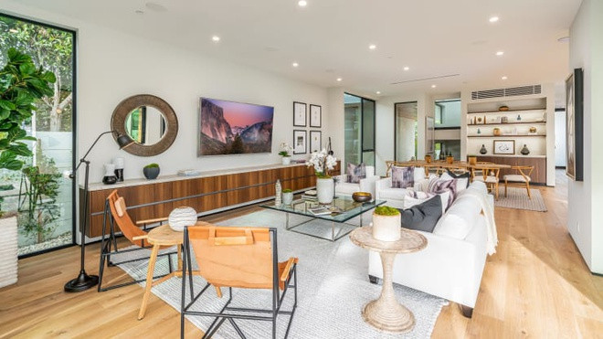 Tầng một gồm phòng khách, bếp và phòng ăn thông với nhau. Phòng khách sang trọng và rộng rãi, bố trí nội thất đẳng cấp và tinh tế. Ảnh: CNBC.