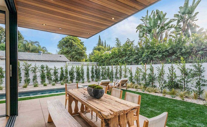 Ngôi nhà có những khu vườn nổi tích hợp hệ thống tưới và thoát nước thông minh, không gian sàn ngoài trời và sân thượng rộng hơn 185 m2. Ảnh: CNBC.