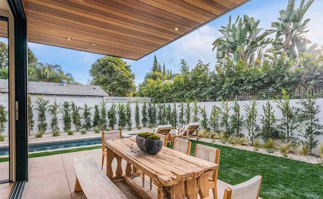 Ngôi nhà có những khu vườn nổi tích hợp hệ thống tưới và thoát nước thông minh, không gian sàn ngoài trời và sân thượng rộng hơn 185 m2. Ảnh: CNBC.