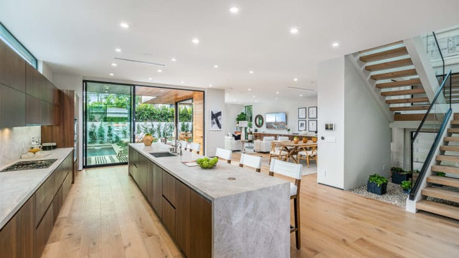 Nhà bếp được thiết kế hiện đại với các thiết bị cao cấp. Ảnh: CNBC.