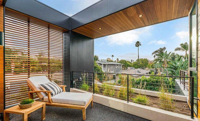 Vật liệu chủ yếu để xây dựng nhà là gỗ và kính, đem lại cảm giác hài hòa cùng thiên nhiên. Ngôi nhà sở hữu hệ thống điều khiển đèn, âm thanh và camera từ xa thông minh. Ảnh: CNBC.