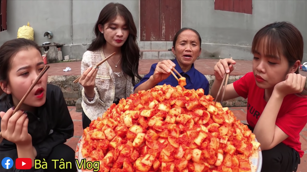 Ba Tan Vlog lam kim chi cu cai sieu ngon nhung lai moi khach den nha an theo cach la-Hinh-2