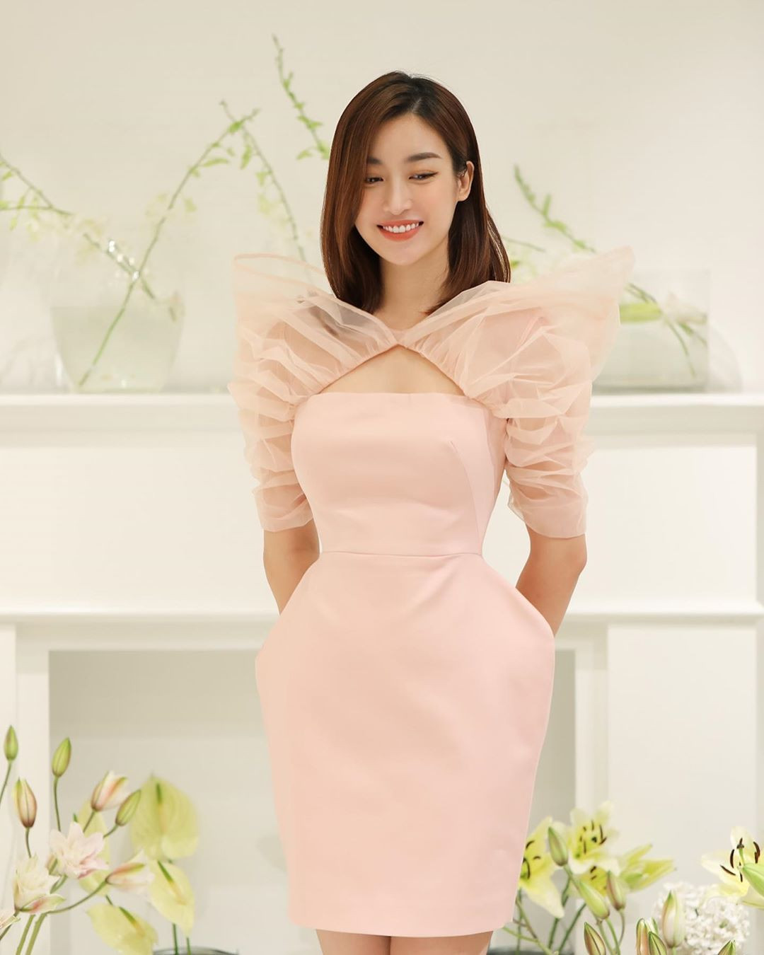 Hoa hậu Đỗ Mỹ Linh xinh đẹp ngọt ngào trong bộ đầm nhẹ nhàng. "Chắc chắn đây là yêu", cô chia sẻ.