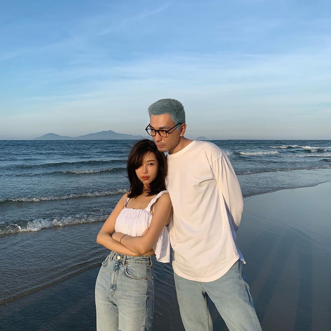 Nữ ca sĩ Min đăng ảnh trước biển với dòng chia sẻ: "Em trai, chị gái và nỗi cô đơn màu xanh".