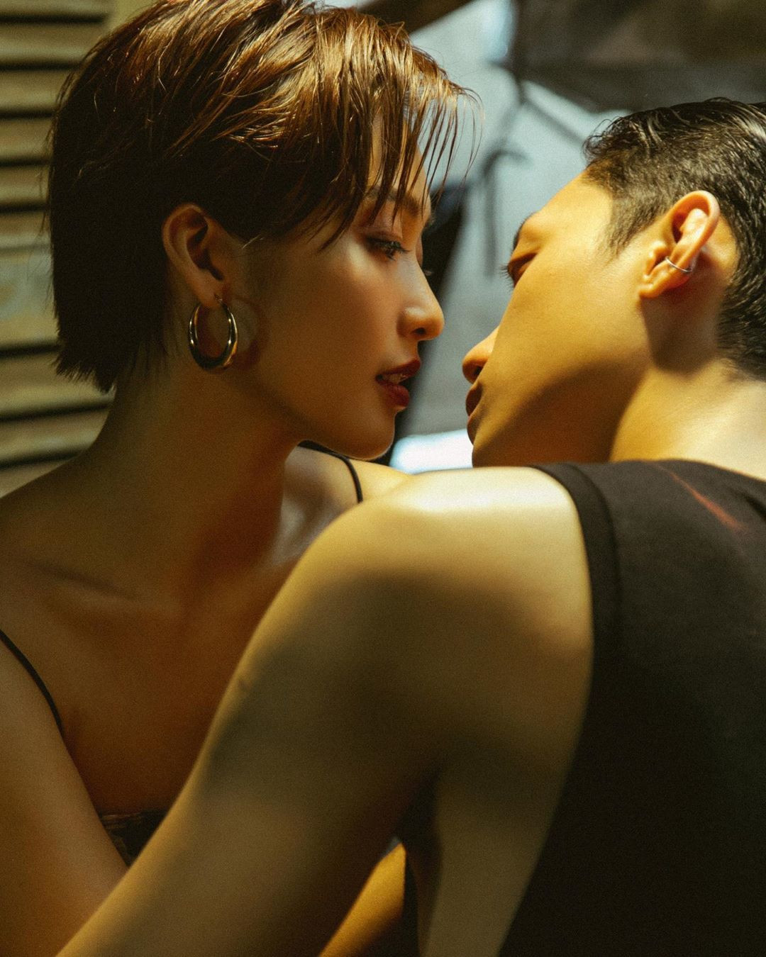 Ngân Khánh đăng ảnh tình cảm với bạn diễn trong sản phẩm mới của mình. "Hôm nay em đau anh vừa lòng chưa", cô viết.