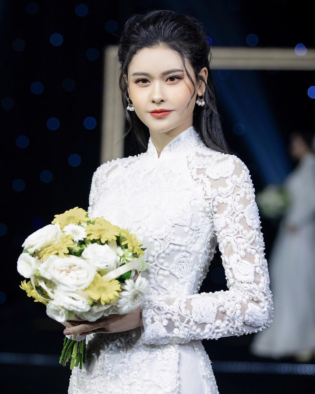 "Dạm ngõ mấy ngày rồi vẫn chưa thấy ai tới hốt, tức á", Trương Quỳnh Anh xinh đẹp trong bộ áo dài ren màu trắng.