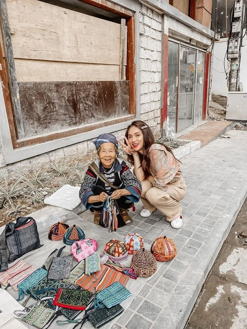 Hoa hậu Hương Giang đặt tên cho bức ảnh của mình là "Hai thiên thần".