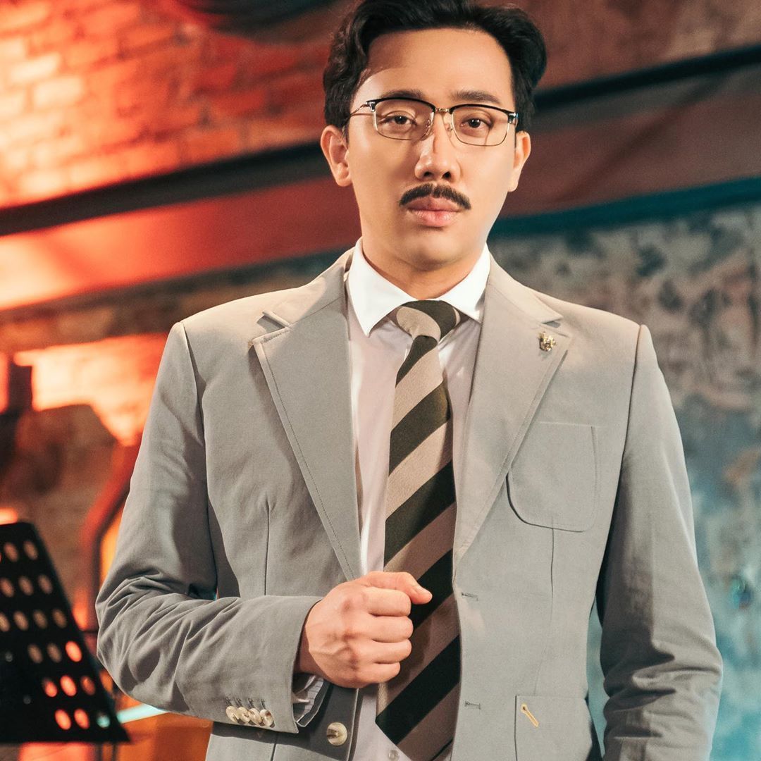 MC Trấn Thành hỏi ý kiến khán giả có nên nuôi râu như hình.