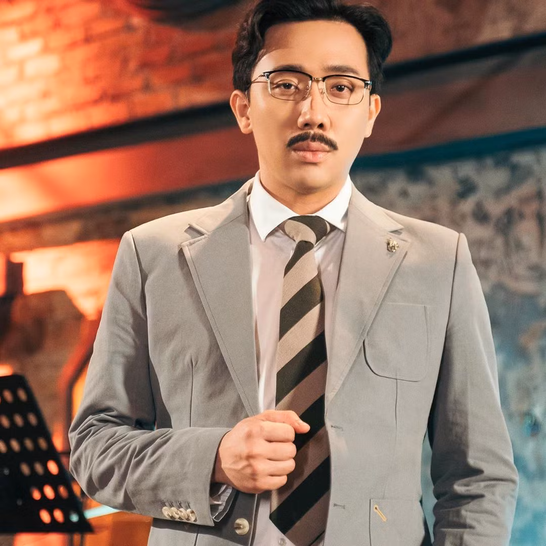 MC Trấn Thành hỏi ý kiến khán giả có nên nuôi râu như hình.