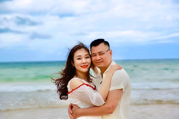 Tự Long chụp ảnh cùng vợ.