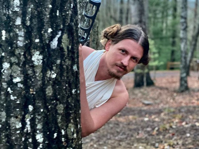 "Mỗi ngày cách ly và một kiểu tóc mới cho người yêu" là tên album chuyên chia sẻ hình ảnh Geoff với những quả đầu có một không hai được Oley up lên trang cá nhân. Lấy cảm hứng từ các nhân vật lịch sử, giải trí đến hoạt hình, truyện tranh, Oley giúp người yêu làm tóc và hóa trang mỗi ngày trong thời gian chỉ có thể ở yên trong nhà vì dịch bệnh.