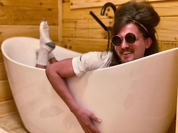 Tổng thống đầu tiên của nước Mỹ George Washington, Công chúa Geoffrey, Baby Yoda trong Star Wars, cố ca sĩ Amy Winehouse, Cindy Lou trong phim Cindy Lou-Who... là những nhân vật Geoff đã "cosplay" để giải khuây cho bạn gái trong hơn một tuần tránh dịch.