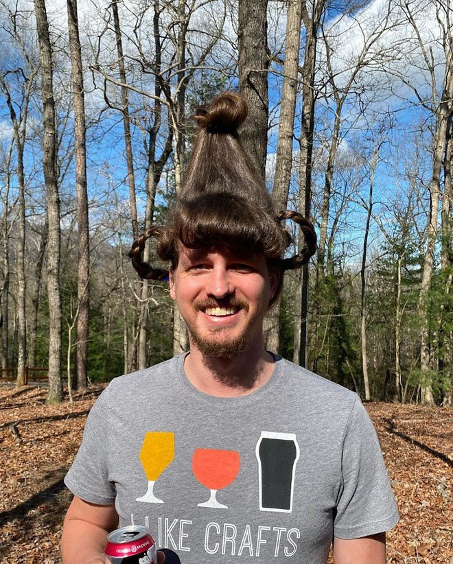 Trong khi bạn trai gõ máy tính, Oley lại mày mò thắt bím, tạo kiểu cho mái tóc của anh chàng. "Đó là niềm vui của tôi trong những ngày này. Tôi cũng rất thích tóc của anh ấy. Chúng dài và xoăn nên rất dễ tạo kiểu", nhà tạo mẫu tóc nói.