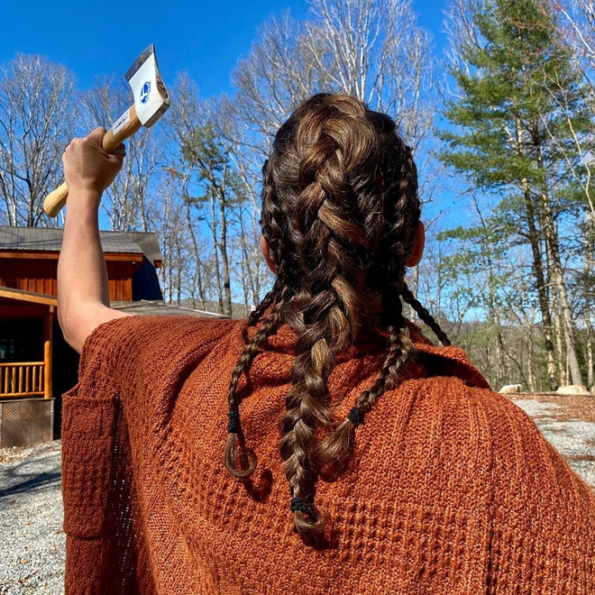 Nhiều người còn để lại bình luận thể hiện sự ngưỡng mộ với Oley khi cô có một chàng người yêu hết sức tâm lý và chiều chuộng bạn gái.