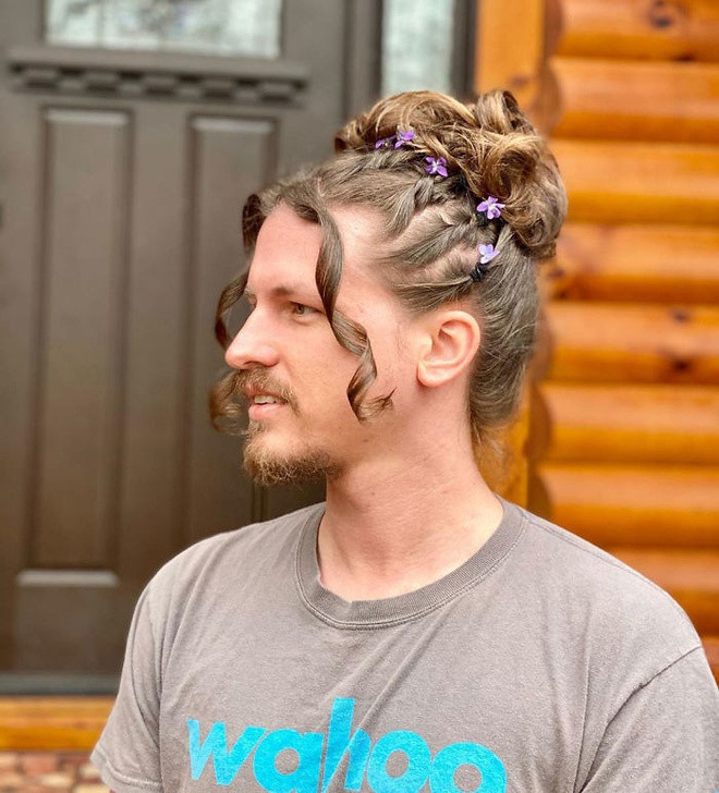 "Tôi nghỉ việc trong vòng vài tuần và có thể là vài tháng. Khi nhìn anh ấy ngồi gõ máy tính, làm việc ở nhà, tôi chợt nghĩ sao mình không thử dùng mái tóc của anh ấy để tạo kiểu. Tôi rất bất ngờ khi bức ảnh đầu tiên tôi chia sẻ đã gây sốt", Oley nói với Bored Panda.