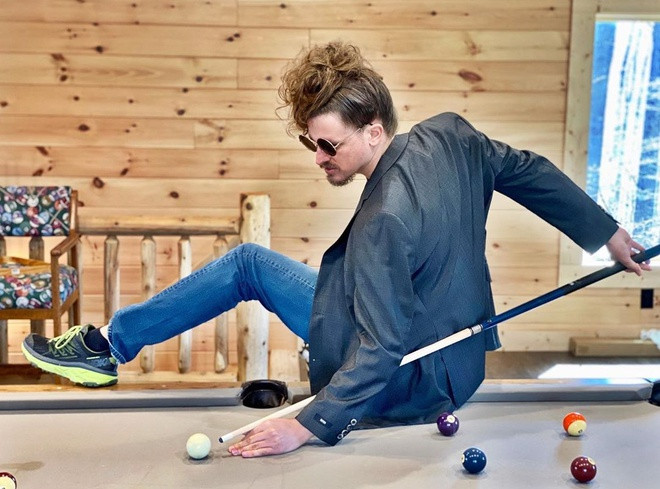 Geoff tỏ ra rất hợp tác "diễn sâu" cùng bạn gái mỗi khi chụp ảnh đăng lên mạng. Anh nói rằng mình làm vậy vì muốn bạn gái đỡ buồn chán trong thời gian không thể đi làm. "Làm tóc là công việc yêu thích của cô ấy. Nên tôi rất thông cảm và muốn giúp bạn gái đỡ buồn", Geoff nói thêm.