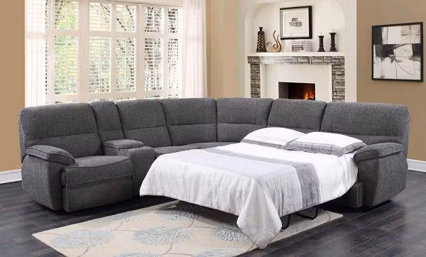 Chiếc giường gấp được giấu dưới chân ghế sofa mang đến sự tiện lợi mỗi khi có khách ghé thăm.
