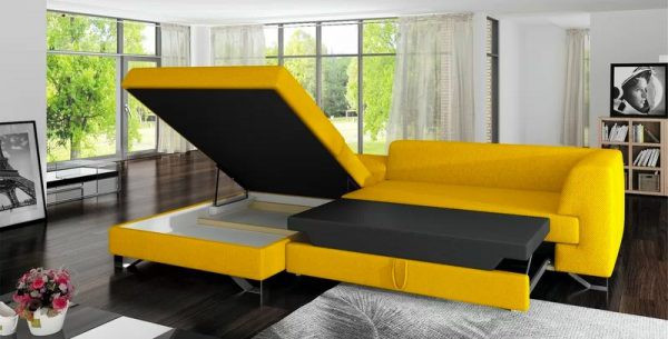 Ghế sofa và giường ngủ có màu sắc nổi bật.