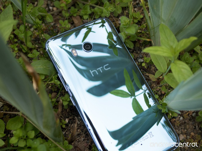 U11 ra mắt trong một sự kiện của HTC vào tháng 5/2017. Máy sở hữu chip Snapdragon 835, RAM 6 GB và dung lượng 128 GB. Model này sử dụng ngôn ngữ thiết kế Liquid Surface với vỏ kính bóng bẩy, màu sắc bên trong có thể biến đổi tùy thuộc vào điều kiện ánh sáng môi trường. Ảnh: Android Central.