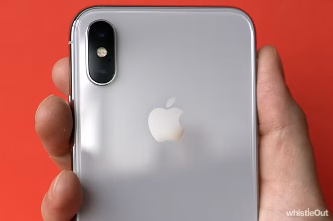 Sau 3 năm, thiết bị này vẫn có thể đáp ứng tốt những tác vụ thường ngày và xử lý các game nặng. Camera kép của máy đều có độ phân giải 12 MP. Hiện tại, smartphone của Apple vẫn được bán chính hãng tại Việt Nam với giá 16,5 triệu đồng cho bản 64 GB. Một số cửa hàng chào bán iPhone X qua sử dụng với giá từ 9,8 triệu đồng. Ảnh: WhistleOut.