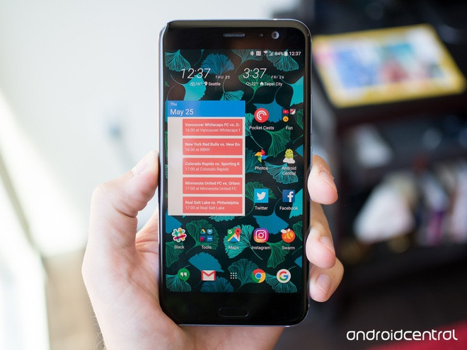 Tính năng được xem là độc đáo của U11 là Edge Sense, cho phép người dùng bóp vào cạnh bên để khởi chạy nhanh một số ứng dụng yêu thích, như chụp hình hoặc gọi trợ lý ảo Google Assistant. Tuy nhiên, tính thực dụng của Edge không cao khiến người dùng không quá hào hứng với nó. HTC U11 chỉ có hàng qua sử dụng, giá 3 triệu động. Ảnh: Android Central.