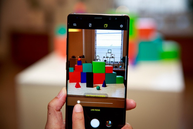 Điểm nổi trội của máy nằm ở tính năng Live Focus (lấy nét động) cho phép kiểm soát độ sâu của ảnh chụp, xóa phông với nhiều cấp độ khác nhau. Ngoài ra, máy còn có tùy chọn xuất định dạng raw để người dùng dễ dàng xử lý ảnh hậu kì. Hiện tại, các cửa hàng đã ngừng bán Galaxy Note 8 chính hãng. Người dùng có thể tìm mua thiết bị này dưới dạng qua sử dụng, giá từ 5,5 triệu đồng. Ảnh: Samsung.