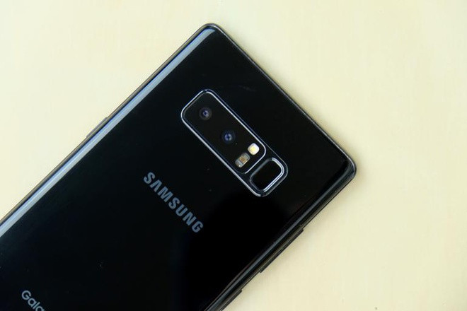 Galaxy Note 8 được Samsung giới thiệu vào nửa cuối 2017. Đây là một trong những smartphone chụp hình đẹp nhất lúc bấy giờ. Máy được trang bị cụm camera kép 12 MP, hỗ trợ chống rung quang học (OIS) cho ảnh sắc nét, ít nhiễu. Ảnh: ZDNet.