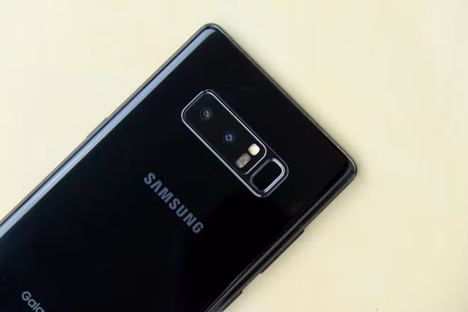 Galaxy Note 8 được Samsung giới thiệu vào nửa cuối 2017. Đây là một trong những smartphone chụp hình đẹp nhất lúc bấy giờ. Máy được trang bị cụm camera kép 12 MP, hỗ trợ chống rung quang học (OIS) cho ảnh sắc nét, ít nhiễu. Ảnh: ZDNet.