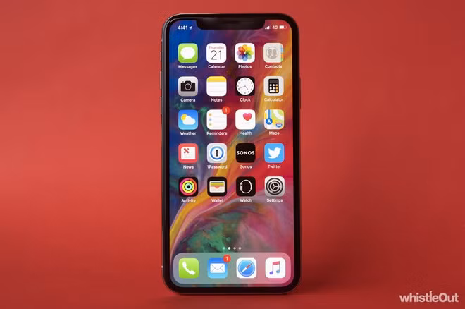 iPhone X được ra mắt vào năm 2017. Sản phẩm kỷ niệm 10 năm của Apple. Ở thời điểm đó, thiết bị gây chú ý với kiểu dáng phần notch phía trước cùng màn hình tràn viền. Máy sở hữu chip Apple A11 Bionic, tính năng Face ID và chạy trên nền iOS. Ảnh: WhistleOut.