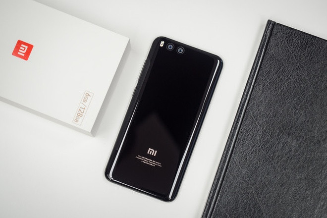 Mi 6 là mẫu smartphone cao cấp được Xiaomi giới thiệu vào tháng 4/2017. Máy có thiết kế không quá khác biệt so với Mi 5 khi được bo tròn các góc cùng khung viền kim loại xung quanh. Model này trang bị cổng USB-C sạc nhanh 18 W, đồng thời loại bỏ jack cắm tai nghe 3,5 mm. Ảnh: Phone Arena.