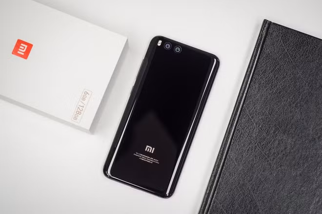 Mi 6 là mẫu smartphone cao cấp được Xiaomi giới thiệu vào tháng 4/2017. Máy có thiết kế không quá khác biệt so với Mi 5 khi được bo tròn các góc cùng khung viền kim loại xung quanh. Model này trang bị cổng USB-C sạc nhanh 18 W, đồng thời loại bỏ jack cắm tai nghe 3,5 mm. Ảnh: Phone Arena.