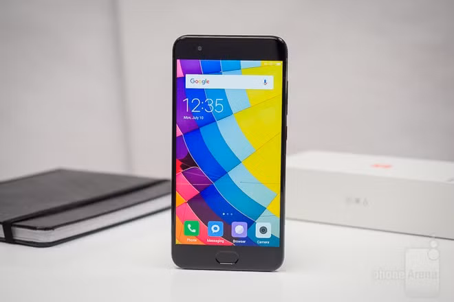 Bên cạnh màn hình 5,15 inch, Full HD với tấm nền IPS LCD, Mi 6 còn sở hữu bộ vi xử lý Snapdragon 835 cùng RAM 6 GB. Máy có camera kép 12 MP hỗ trợ chụp xóa phông và máy ảnh selfie 8 MP. Sản phẩm qua sử dụng có giá 3 triệu đồng. Ảnh: Phone Arena.