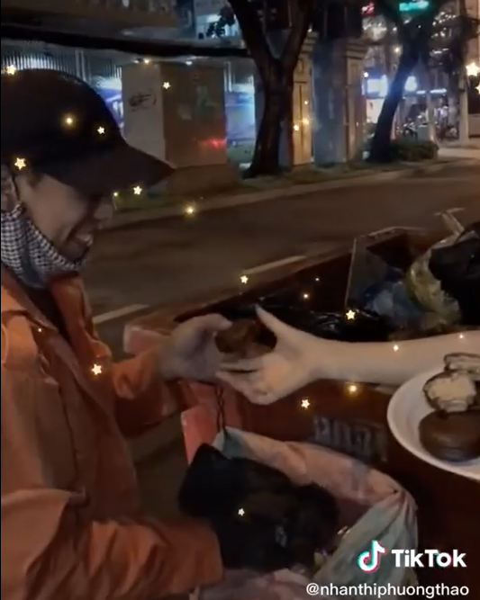 Tang banh cho nguoi lao dong, Hoa Minzy bi soi vi mat ve sinh-Hinh-2