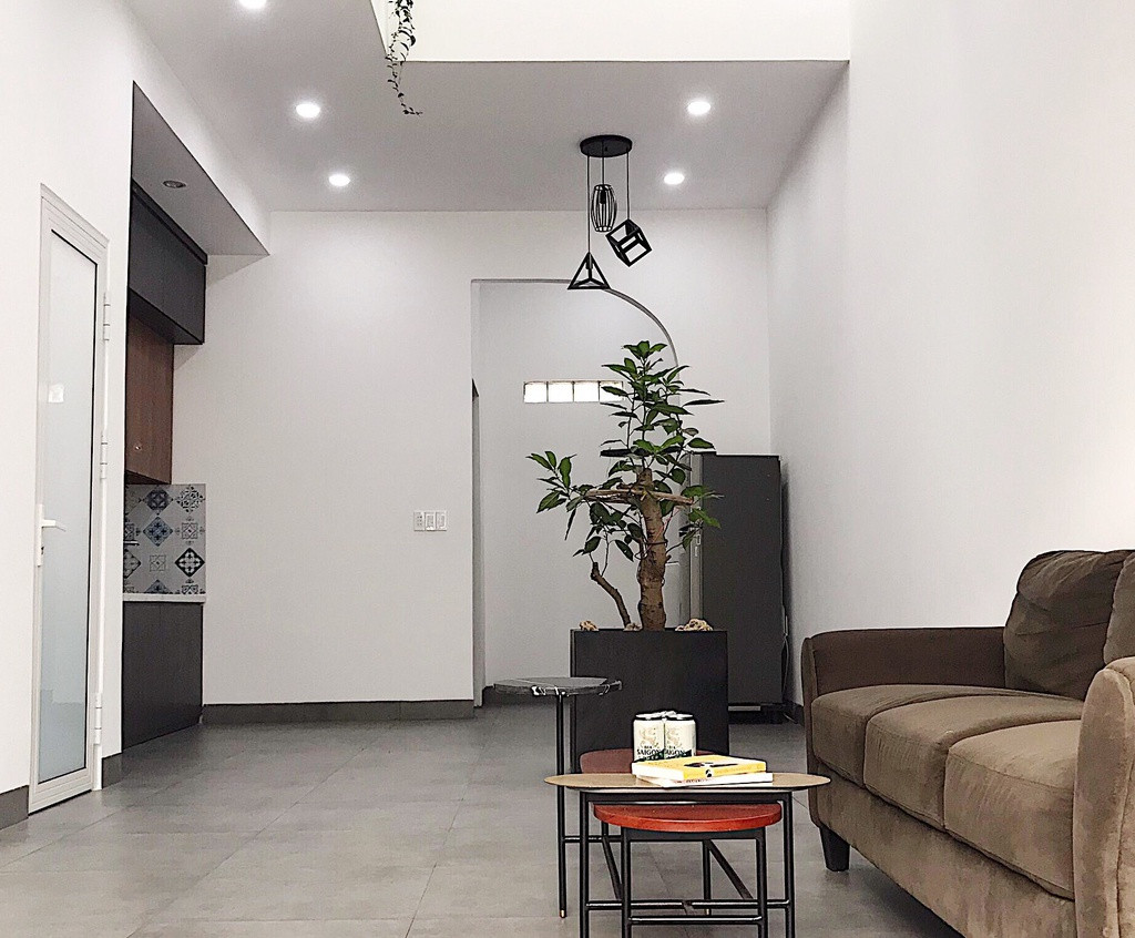 Để tiết kiệm không gian tại tầng trệt, khu vực bếp và phòng khách được thiết kế liên thông với nhau cùng 1 nhà vệ sinh.