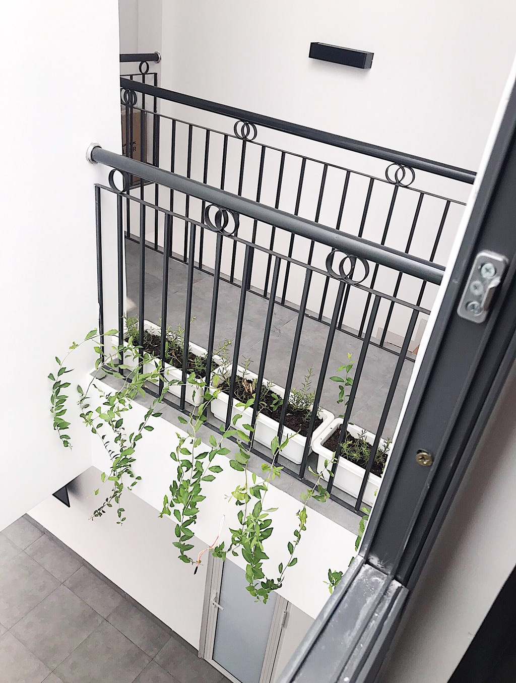 Tầng 2 được bố trí 2 phòng ngủ, 1 phòng thờ có thể dùng làm việc và thêm 1 nhà vệ sinh. Tất cả nội thất trong nhà, hướng cùng màu sắc đều được anh Thịnh lựa chọn rất kĩ càng.