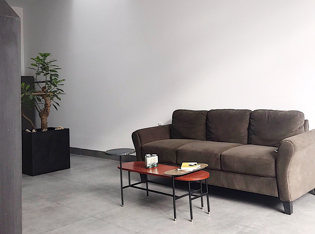 Với quan niệm không cần quá rộng, chỉ cần căn nhà đầy đủ tiện nghi để các thành viên trong gia đình sinh hoạt thoải mái, căn nhà của anh chị được bài trí đơn giản nhưng vẫn cố gắng để tối ưu về công năng.