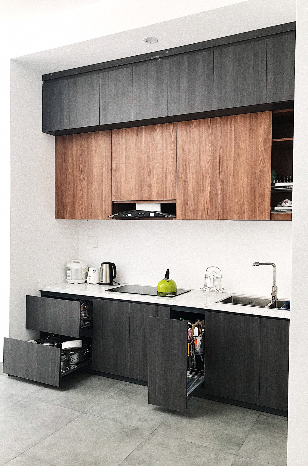 Khu vực bếp có diện tích khá nhỏ nhưng được kết hợp các phụ kiện thông minh cùng tủ phía trên tạo sự gọn gàng và hiện đại.