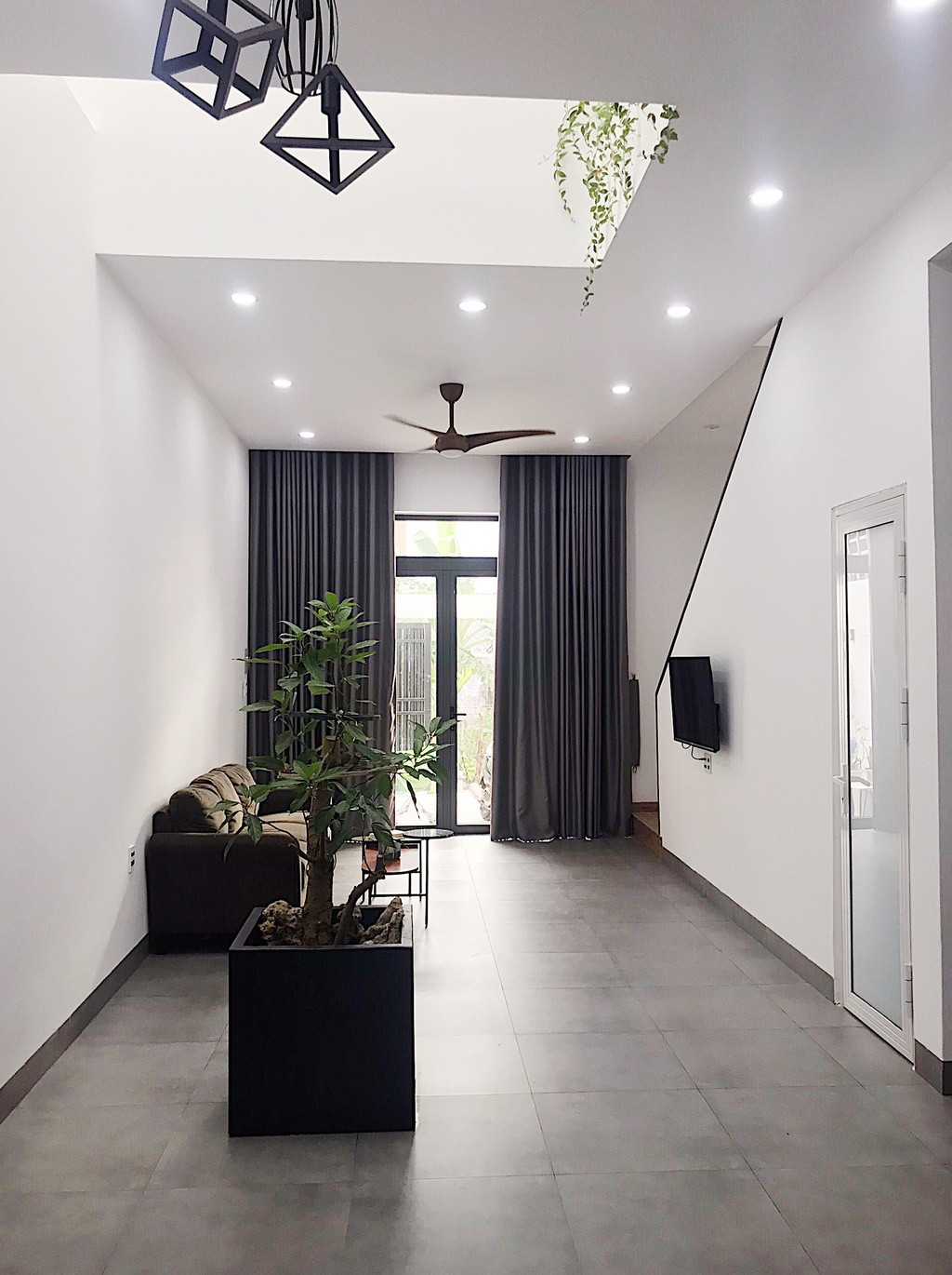 Cầu thang được bố trí một vế để khi bước vào căn nhà tạo cảm giác không gian rộng hơn.