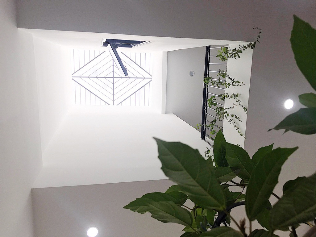 Giếng trời được đặt ở vị trí trung tâm ngôi nhà nhằm tận dụng ánh sáng cũng như phục vụ việc trồng nhiều cây xanh.