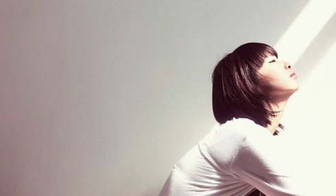 Di lam ve, giam doc giat minh thay con doi khoc, vo that than o ban cong