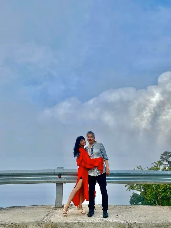  Diva Thanh Lam chụp ảnh tình tứ bên bác sĩ Bùi Tiến Hùng cùng lời chia sẻ: "Nếu không hề có giông bão trong cuộc đời, đó là một cuộc đời vô nghĩa. Đau khổ đi qua rồi, hạnh phúc sẽ đến. Trong tuyệt vọng sẽ có hy vọng. Niềm tin trong trái tim mỗi con người. Tìm sẽ gặp đi sẽ đến".