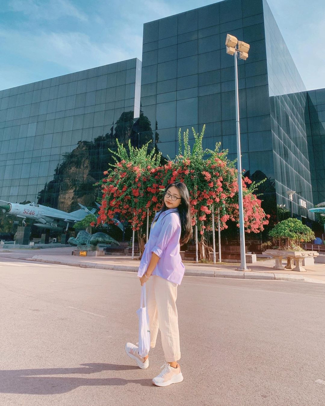 Phương Mỹ Chi sành điệu, chú thích ảnh như đọc rap: "Thuý Kiều thì ở lầu Ngưng Bích. Ai gặp em rồi là không thể ngưng thích".