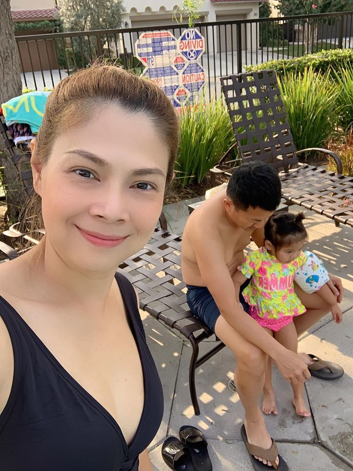 Thanh Thảo "trách" chồng đại gia: "Bơi xong, lúc nào ba cũng làm bữa tối thật ngon cho mami thì ốm bằng cách nào?".