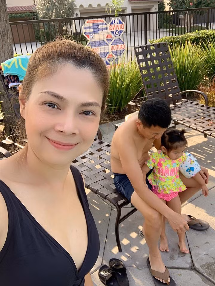 Thanh Thảo "trách" chồng đại gia: "Bơi xong, lúc nào ba cũng làm bữa tối thật ngon cho mami thì ốm bằng cách nào?".