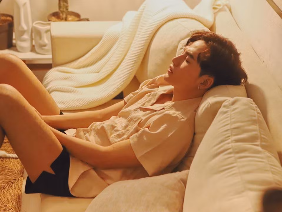 Ali Hoàng Dương lý giải việc mặc quần cộc quay MV bị cho là không lịch sự: "Tôi nghĩ một chàng trai thất tình, phải đợi ăn vận tươm tất mới buồn mới nhớ người yêu thì không hợp lý lắm. Nhiều người tôi quen chia tay đau đớn, nhà cửa tóc tai cứ gọi là tuềnh toàng rối loạn hết cả lên".