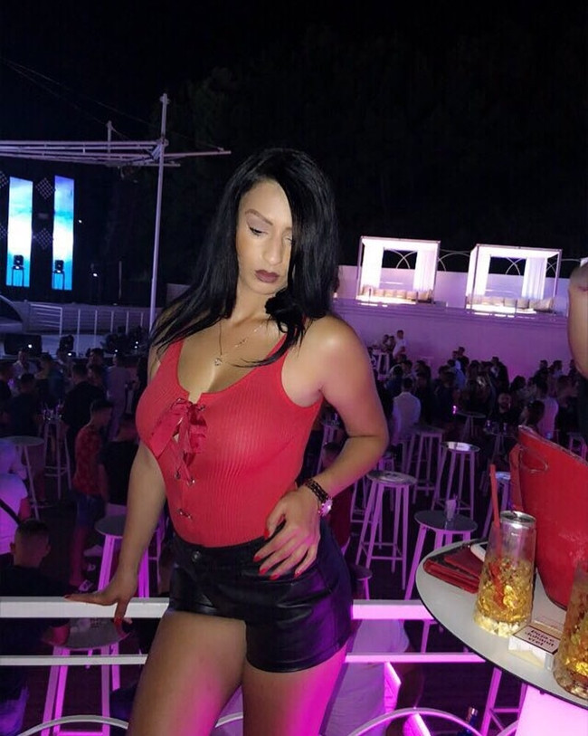 Trở thành MC truyền hình, cuộc sống của Enki Bracaj nhận được sự chú ý của người hâm mộ. Ngoài đời, người đẹp 9X có phong cách ăn mặc gợi cảm. Enki Bracaj sở hữu thân hình nóng bỏng cùng vòng ba ngoại cỡ. Trên trang cá nhân, cô thường xuyên khoe ảnh sanh chảnh.