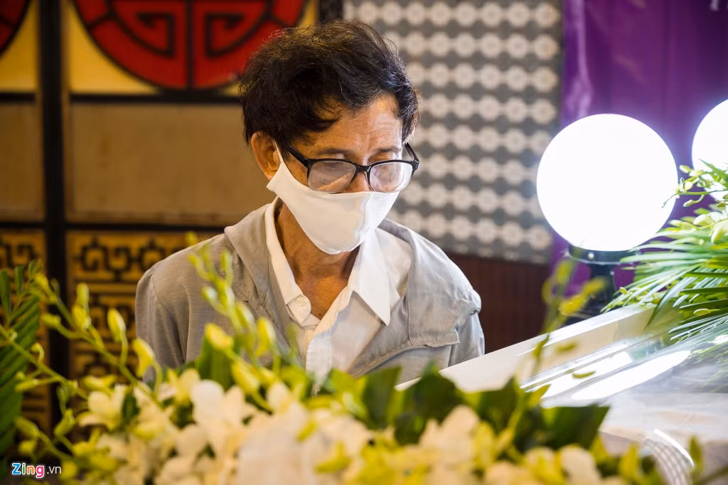 Cha mẹ Mai Phương thẫn thờ trong tang lễ của con gái. Theo gia đình, lễ tang giữa lúc dịch bệnh nên diễn ra đơn giản, hạn chế người tới viếng. Những ngày tháng cuối đời, Mai Phương được cha thường trực chăm sóc trong bệnh viện.