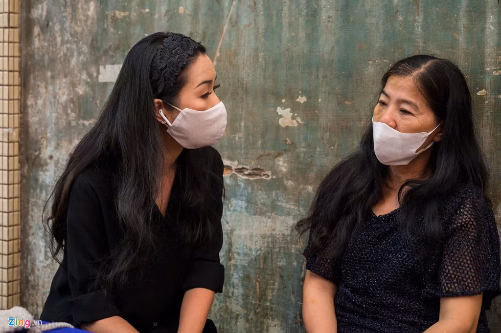 Mẹ nữ diễn viên nghẹn ngào khi trò chuyện cùng NSƯT Trịnh Kim Chi.